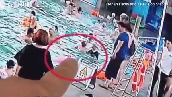 Chỉ vì nghịch ngợm, đứa bé bị huấn luyện viên bơi liên tục nhấn đầu xuống nước ngay trước mắt người mẹ - Ảnh 3.