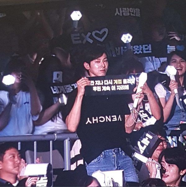 Chỉ đến dự concert của EXO, ai dè mỹ nam nhà SM khiến dân tình dậy sóng vì bảnh đến nỗi nổi bần bật ở khán đài - Ảnh 6.
