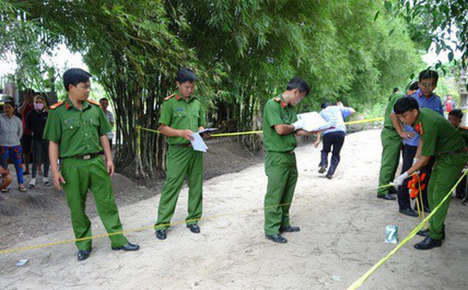 Mâu thuẫn trong quán ăn, thợ cắt tóc rút dao đâm người nguy kịch rồi đưa đi cấp cứu - Ảnh 1.