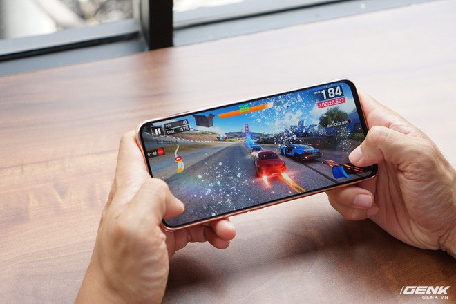 Chán tai thỏ và giọt nước thì hãy chọn 5 smartphone màn hình không khiếm khuyết này để chơi game cho đã - Ảnh 1.