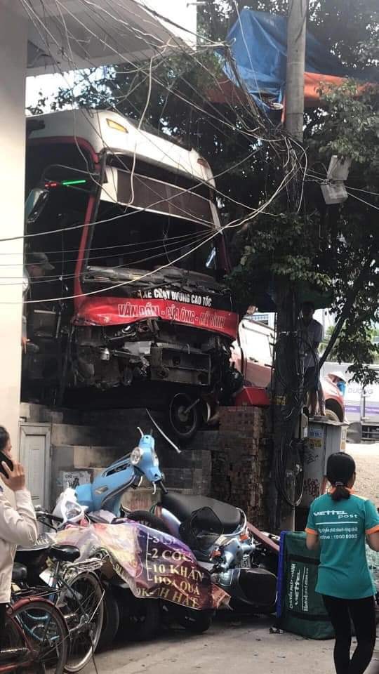 Cận cảnh hiện trường xe khách của nhà xe Đức Hùng gặp nạn khiến 5 người thương vong ở Quảng Ninh - Ảnh 1.