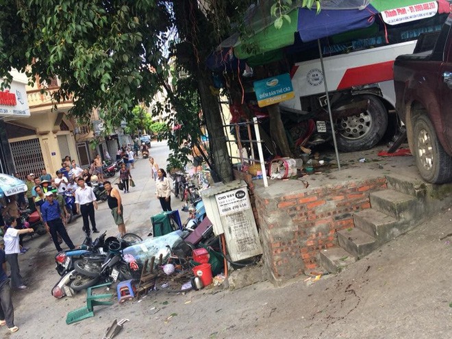 Cận cảnh hiện trường xe khách của nhà xe Đức Hùng gặp nạn khiến 5 người thương vong ở Quảng Ninh - Ảnh 2.
