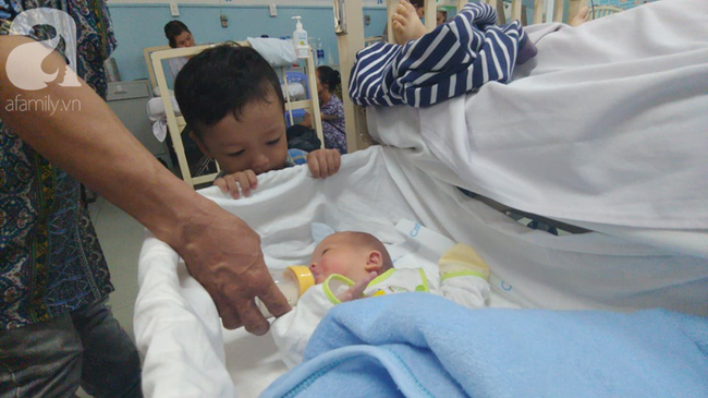 TP.HCM: Xót cảnh bé trai 3 tuổi vào viện cùng cha chăm mẹ nguy kịch khi sinh em út - Ảnh 1.