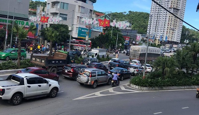 Cận cảnh hiện trường xe khách của nhà xe Đức Hùng gặp nạn khiến 5 người thương vong ở Quảng Ninh - Ảnh 3.