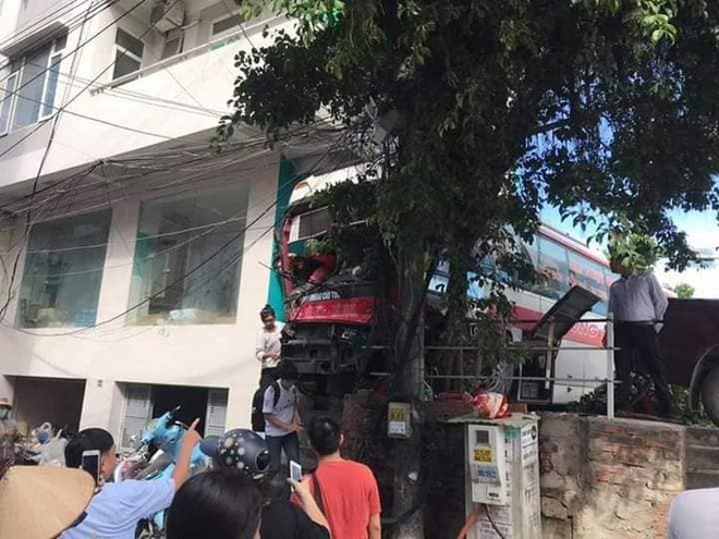 Cận cảnh hiện trường xe khách của nhà xe Đức Hùng gặp nạn khiến 5 người thương vong ở Quảng Ninh - Ảnh 4.