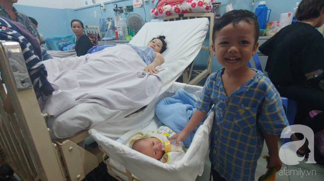 TP.HCM: Xót cảnh bé trai 3 tuổi vào viện cùng cha chăm mẹ nguy kịch khi sinh em út - Ảnh 9.