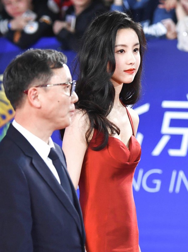 Mỹ nh&acirc;n g&acirc;y sốt Weibo với m&agrave;n b&ugrave;ng nổ nhan sắc: Đ&aacute;nh bật ảnh photoshop, băng thanh ngọc khiết kh&ocirc;ng vướng bụi trần - Ảnh 10.