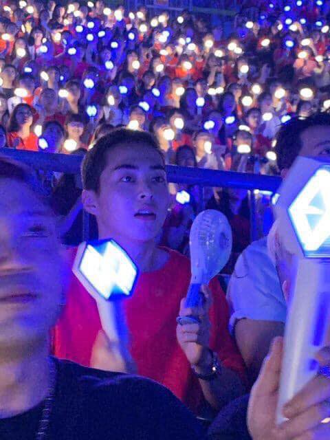 Anh cả Xiumin trốn quân ngũ đến cổ vũ concert của EXO: Diện chuẩn dresscode, quẩy nhiệt không kém fan - Ảnh 3.