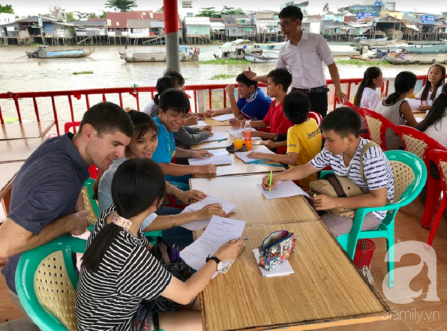Chuyện về lớp tiếng Anh ngay tr&ecirc;n chợ nổi C&aacute;i Răng hay vườn ươm c&aacute;i ước mơ học ngoại ngữ của đ&aacute;m con trẻ Cần Thơ - Ảnh 3.