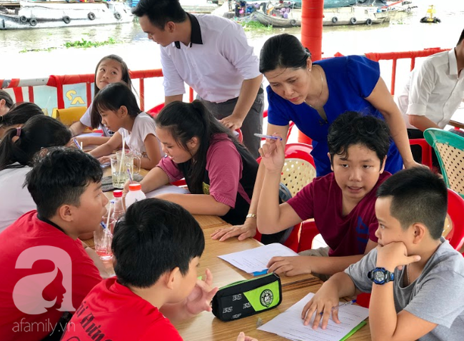 Chuyện về lớp tiếng Anh ngay tr&ecirc;n chợ nổi C&aacute;i Răng hay vườn ươm c&aacute;i ước mơ học ngoại ngữ của đ&aacute;m con trẻ Cần Thơ - Ảnh 6.