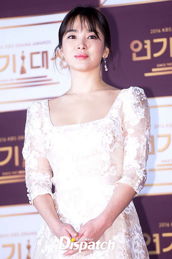 Song Hye Kyo trước và sau ly hôn: Từ nữ thần thuần khiết nhưng bảo thủ trở thành mỹ nhân táo bạo, gợi cảm - Ảnh 3.