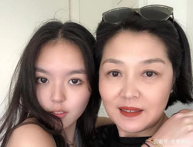 Cô con gái 17 tuổi của cặp MC quyền lực nhất Trung Quốc: Hội tụ nét đẹp của cả bố lẫn mẹ, đặc biệt là body cực nuột nà - Ảnh 9.
