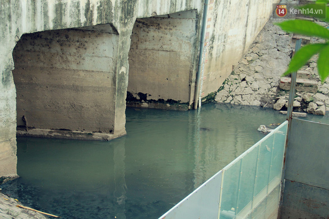 Nhìn lại 2 tháng thăng trầm xử lý sông Tô Lịch: Nước vẫn đen, sông vẫn bẩn - Ảnh 25.
