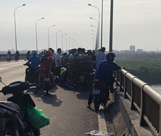 C&ocirc; g&aacute;i để lại xe m&aacute;y tr&ecirc;n cầu rồi bất ngờ gieo m&igrave;nh xuống s&ocirc;ng tự tử - Ảnh 2.
