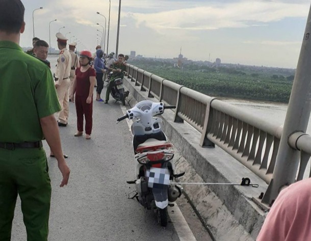 C&ocirc; g&aacute;i để lại xe m&aacute;y tr&ecirc;n cầu rồi bất ngờ gieo m&igrave;nh xuống s&ocirc;ng tự tử - Ảnh 1.