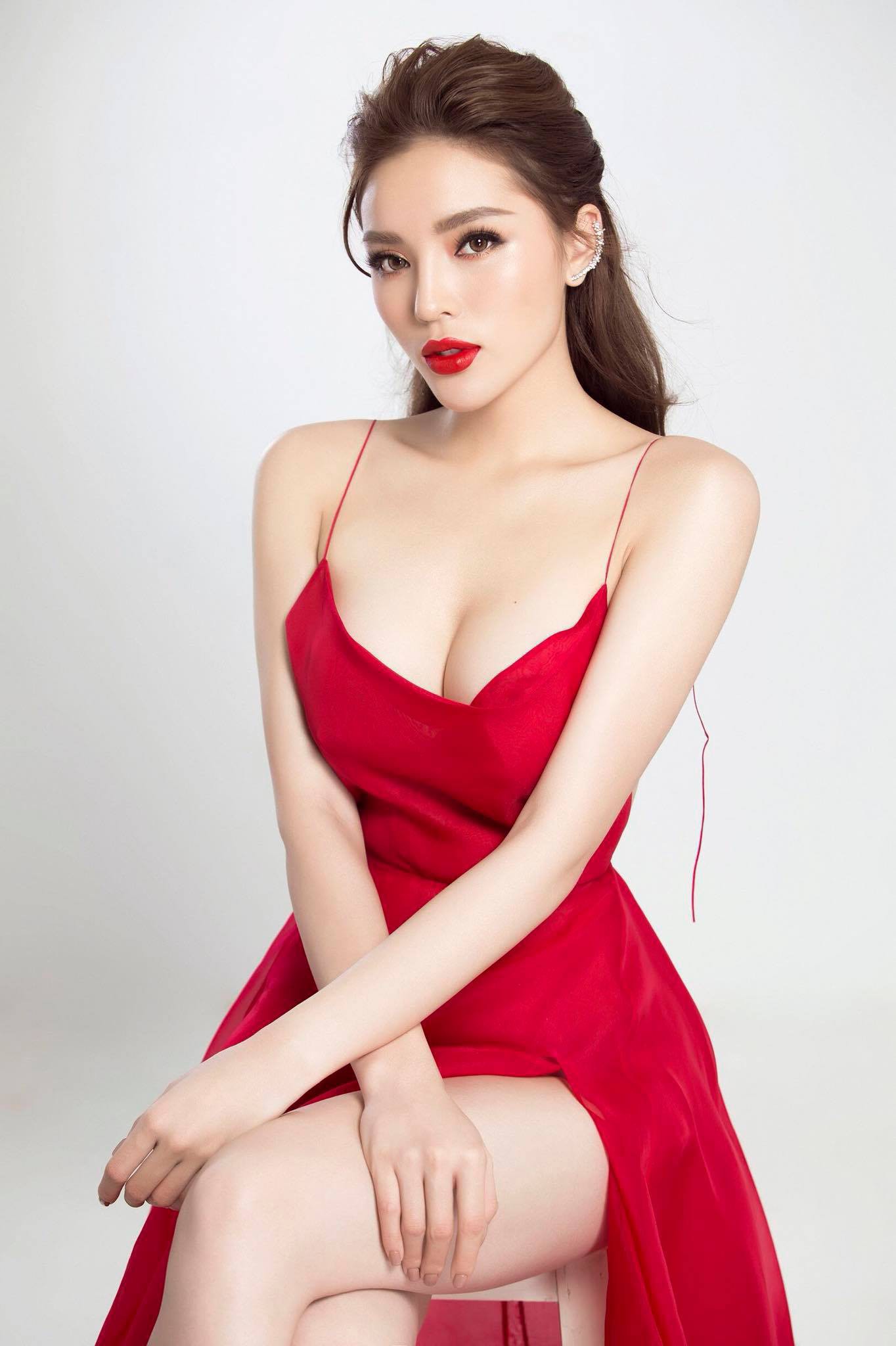 Nghịch lý chuyện sao nữ Vbiz khác lạ tới không nhận ra nhưng vẫn khư khư khẳng định không hề dao kéo - Ảnh 8. Nghịch lý chuyện sao nữ Vbiz khác lạ tới không nhận ra nhưng vẫn khư khư khẳng định không hề dao kéo - Ảnh 8.
