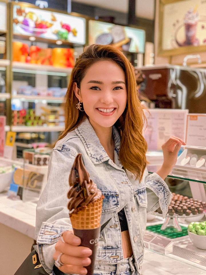 Nghịch lý chuyện sao nữ Vbiz khác lạ tới không nhận ra nhưng vẫn khư khư khẳng định không hề dao kéo - Ảnh 4. Nghịch lý chuyện sao nữ Vbiz khác lạ tới không nhận ra nhưng vẫn khư khư khẳng định không hề dao kéo - Ảnh 4.