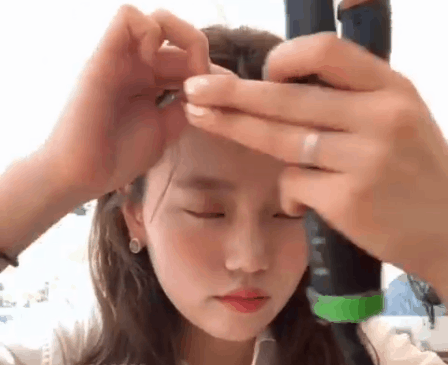 B&iacute; k&iacute;p l&agrave;m n&ecirc;n mọi kiểu t&oacute;c sương sương xinh như mộng của g&aacute;i H&agrave;n đều nằm cả ở chiếc m&aacute;y &eacute;p duỗi nhỏ m&agrave; lợi hại - Ảnh 2.