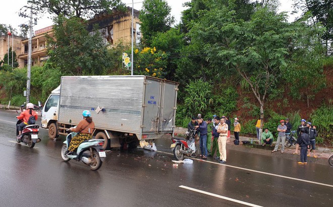 Tông vào xe tải đang dừng giữa đường để sửa chữa, một chiến sĩ công an thiệt mạng - Ảnh 1.