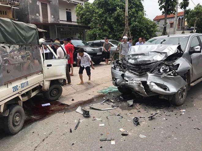 Video xe tải bay lên sau cú đấu đầu xe bán tải đi ngược chiều - Ảnh 2.