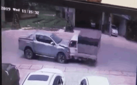 Video xe tải bay lên sau cú đấu đầu xe bán tải đi ngược chiều - Ảnh 1.