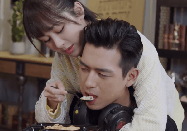 L&ecirc;n &aacute;n &ocirc;m ấp nơi c&ocirc;ng cộng nay nghiệp quật Dương Tử kh&ocirc;ng trượt ph&aacute;t n&agrave;o: Thấy Gun thần l&agrave; auto thiếu nghị lực! - Ảnh 4.