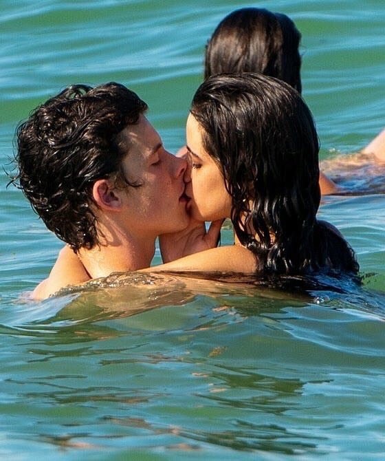 Cặp đôi Shawn và Camila lại phá đảo MXH với chùm ảnh đi bơi cũng phải khóa môi cho cả thế giới thấy mới chịu! - Ảnh 2.