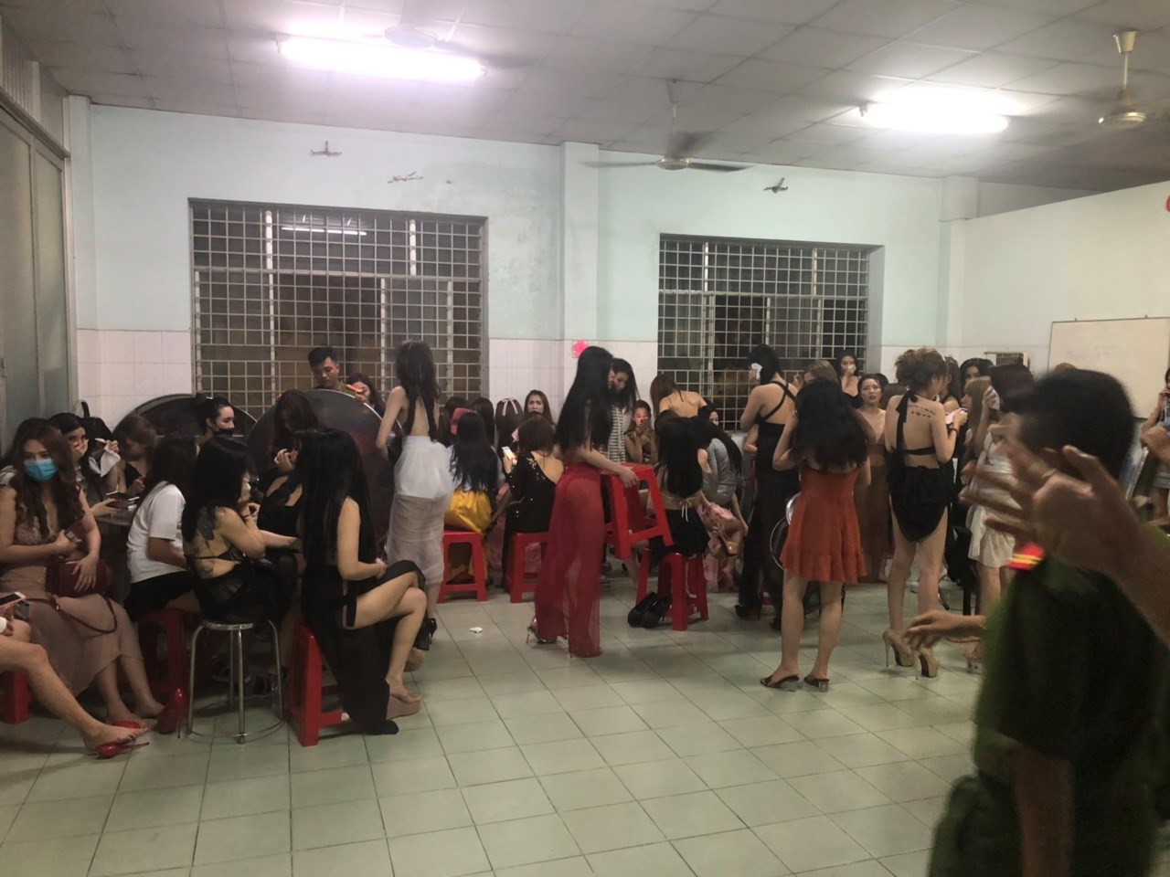 Phát Hiện Nữ Tiếp Viên Nhí 13 Tuổi Trong Tụ điểm ăn Chơi Nổi Tiếng Sài Gòn 