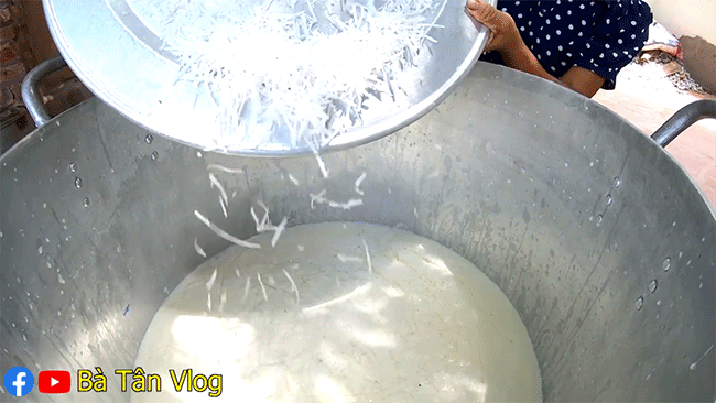 Bà Tân Vlog trở thành số hiếm những người trên thế giới làm que kem siêu to khổng lồ, dùng tới hẳn 60 lít sữa - Ảnh 2.