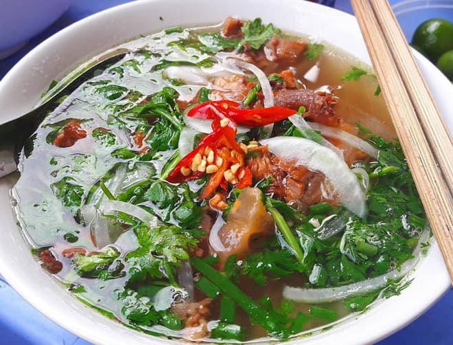 Suốt 40 năm chỉ bán đúng 1 món phở bò tái lăn, nay phở Thìn Lò Đúc đã quyết định ra mắt món huyền thoại thứ 2 - Ảnh 1.