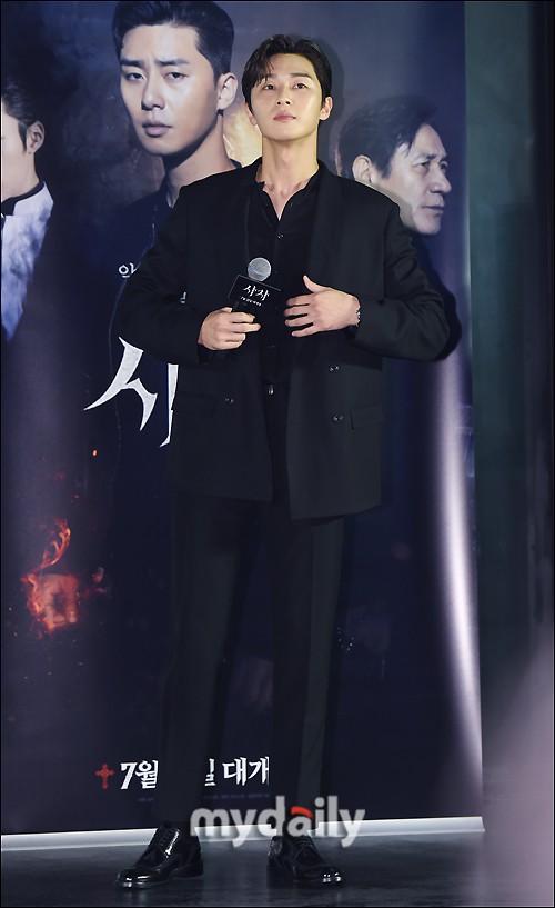 Sự kiện VIP hội tụ 30 sao khủng: Park Seo Joon mời V (BTS), tài tử Hậu duệ mặt trời, Kí sinh trùng và toàn mỹ nhân - Ảnh 3.