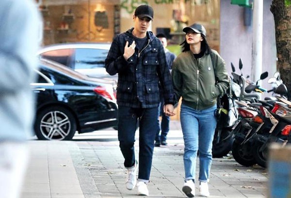 Sau những m&agrave;n ly h&ocirc;n, đấu tố căng thẳng, Cbiz c&ograve;n những cặp đ&ocirc;i n&agrave;o khiến c&ocirc;ng ch&uacute;ng giữ niềm tin v&agrave;o t&igrave;nh y&ecirc;u? - Ảnh 4.