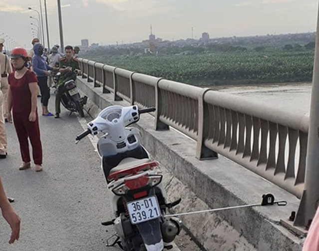 Vụ c&ocirc; g&aacute;i trẻ để lại xe m&aacute;y nhảy xuống s&ocirc;ng Hồng mất t&iacute;ch: Nhắn tin vĩnh biệt bạn trai trước khi tự tử nhưng kh&ocirc;ng n&oacute;i r&otilde; địa điểm - Ảnh 1.