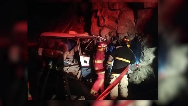 Xe buýt đâm vào vách đá tại Peru, ít nhất 19 người thiệt mạng - Ảnh 1.
