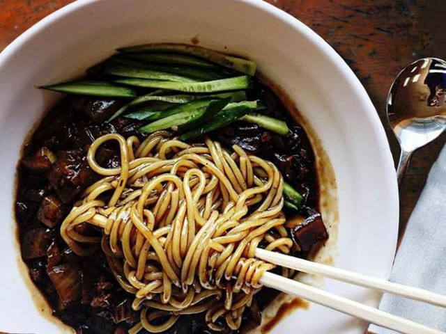 Biết là mì tương đen (jjajangmyeon ) ngon, nhưng câu chuyện ứa nước mắt đằng sau mới khiến nó nổi tiếng đến vậy - Ảnh 3.