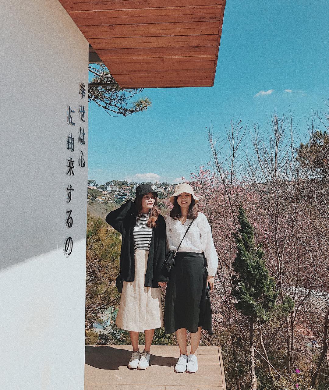 Lên Đà Lạt làm bạn với cá Koi, Kỳ Duyên và Minh Triệu khiến fan “ngất lịm” trước quán cafe style Nhật cực hot này! - Ảnh 3. Lên Đà Lạt làm bạn với cá Koi, Kỳ Duyên và Minh Triệu khiến fan “ngất lịm” trước quán cafe style Nhật cực hot này! - Ảnh 3.