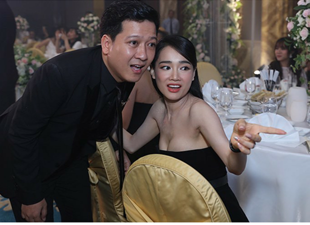 Chẳng cần hở bạo, chỉ cần diện đồ sương sương l&agrave; c&aacute;c mỹ nh&acirc;n Vbiz đ&atilde; khoe triệt để v&ograve;ng một căng tr&agrave;n đến ngộp thở - Ảnh 1.