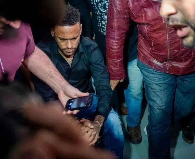 Neymar sắp được tuyên trắng án sau khi phải đi xe lăn đến hầu tòa vì cáo buộc hiếp dâm - Ảnh 5.