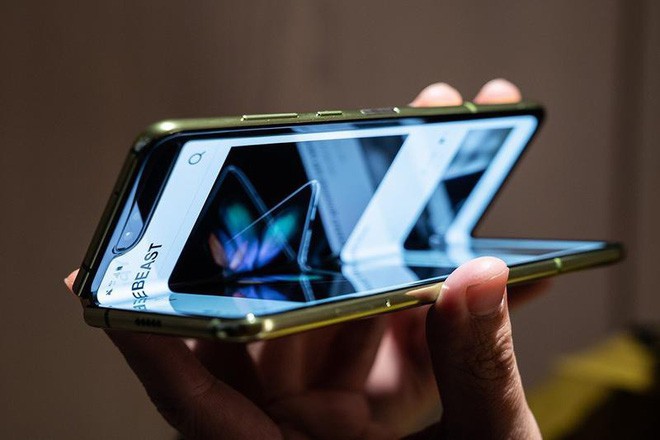 Sẵn sàng đại chiến: Samsung Galaxy Fold sẽ lên kệ cùng thời điểm với iPhone XI - Ảnh 1.