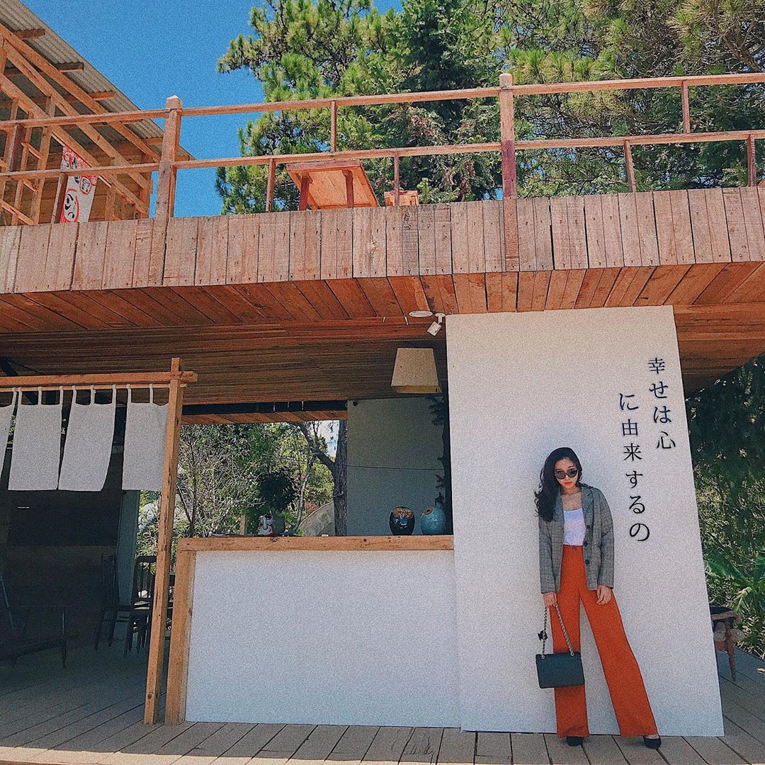 Lên Đà Lạt làm bạn với cá Koi, Kỳ Duyên và Minh Triệu khiến fan “ngất lịm” trước quán cafe style Nhật cực hot này! - Ảnh 23. Lên Đà Lạt làm bạn với cá Koi, Kỳ Duyên và Minh Triệu khiến fan “ngất lịm” trước quán cafe style Nhật cực hot này! - Ảnh 23.