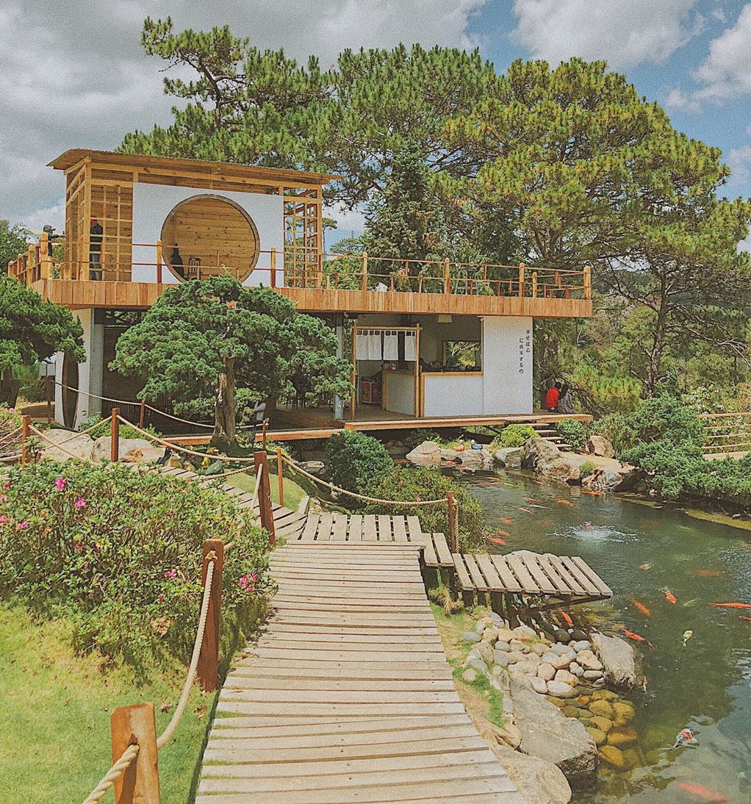 Lên Đà Lạt làm bạn với cá Koi, Kỳ Duyên và Minh Triệu khiến fan “ngất lịm” trước quán cafe style Nhật cực hot này! - Ảnh 17. Lên Đà Lạt làm bạn với cá Koi, Kỳ Duyên và Minh Triệu khiến fan “ngất lịm” trước quán cafe style Nhật cực hot này! - Ảnh 17.