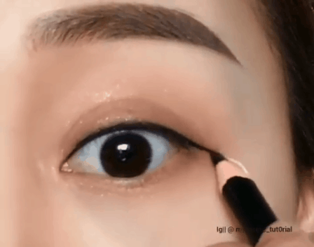 Bạn muốn tạo ấn tượng với đôi mắt to tròn? Hãy xem qua hình ảnh và học cách kẻ eyeliner để phù hợp với đôi mắt của bạn, giúp \