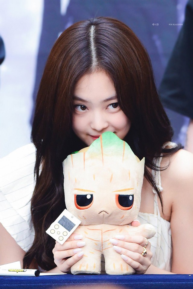 Mất công làm điệu nhưng lại vụng về như Jennie: ký tặng fan rồi vô tình tặng luôn cả móng tay giả - Ảnh 1.