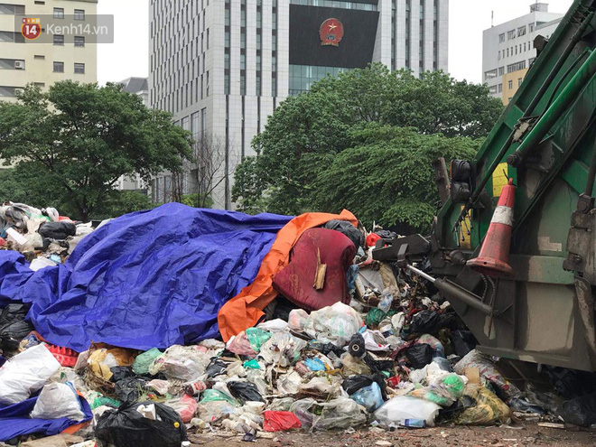 Gần 4 ngày dân chặn xe chở rác ở Sóc Sơn, nhiều nơi ở trung tâm Hà Nội ngập ngụa rác thải, bốc mùi hôi thối - Ảnh 6.