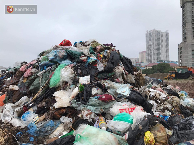 Gần 4 ngày dân chặn xe chở rác ở Sóc Sơn, nhiều nơi ở trung tâm Hà Nội ngập ngụa rác thải, bốc mùi hôi thối - Ảnh 5.