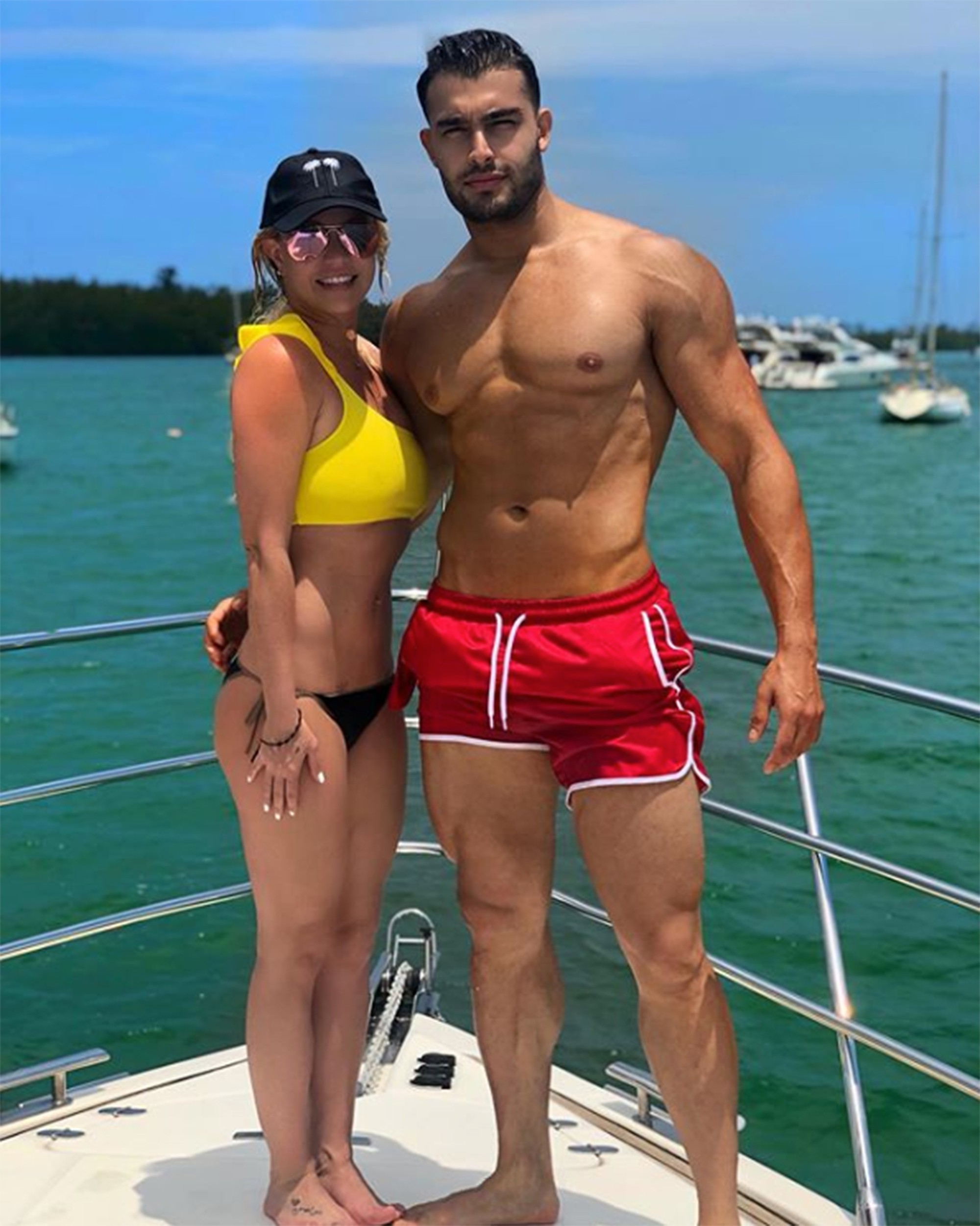 Britney Spears tự tin khoe thân hình thon gọn ở tuổi 37, khẳng định gầy như que tăm - Ảnh 3. Britney Spears tự tin khoe thân hình thon gọn ở tuổi 37, khẳng định gầy như que tăm - Ảnh 3.