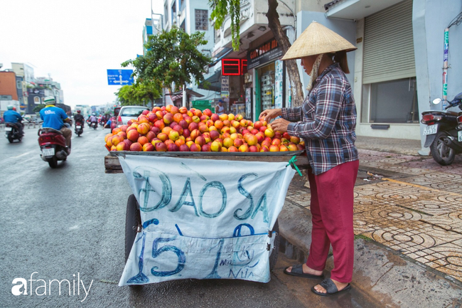 Ở Sài Gòn có một kiểu bán nửa kg, người dễ thì thấy cảm thông, còn không lại bảo đó là chiêu trò lừa nhau - Ảnh 2.
