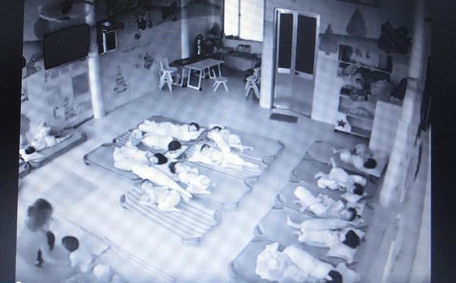 Phát hiện mũi con có máu khô, người mẹ xem camera thấy con bị cô tát rồi trùm chăn lên đầu - Ảnh 1.