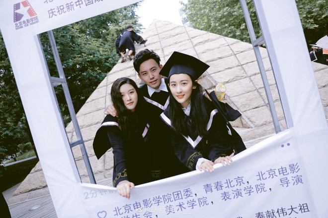 Phát sốt lễ tốt nghiệp lò đào tạo minh tinh nổi tiếng Trung Quốc: Hoa mắt toàn soái ca, mỹ nhân Cbiz được xin info - Ảnh 12.