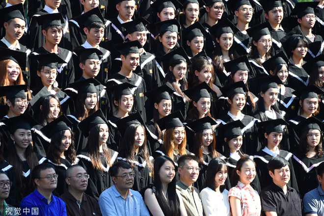 Phát sốt lễ tốt nghiệp lò đào tạo minh tinh nổi tiếng Trung Quốc: Hoa mắt toàn soái ca, mỹ nhân Cbiz được xin info - Ảnh 5.